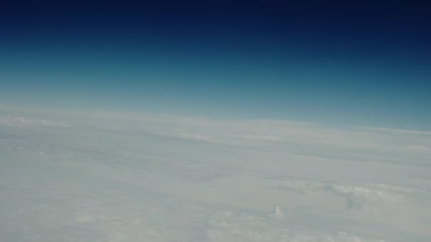 Widok z samolotu z otworu w dzień. — Wideo stockowe