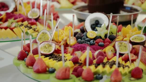 Mesa con frutas cortadas en la boda. en barra de caramelo. — Vídeo de stock