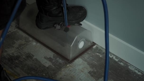 Casa Serviços de limpeza de dutos, homem de limpeza de ventilação no trabalho com ferramenta. Tiro em câmara lenta — Vídeo de Stock