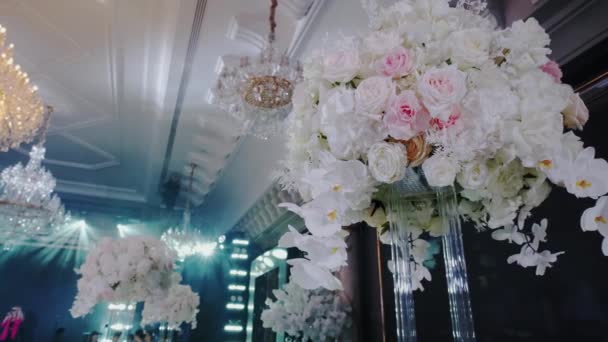 De cerca. Mesa de boda festiva con flores. Mover cámara — Vídeo de stock