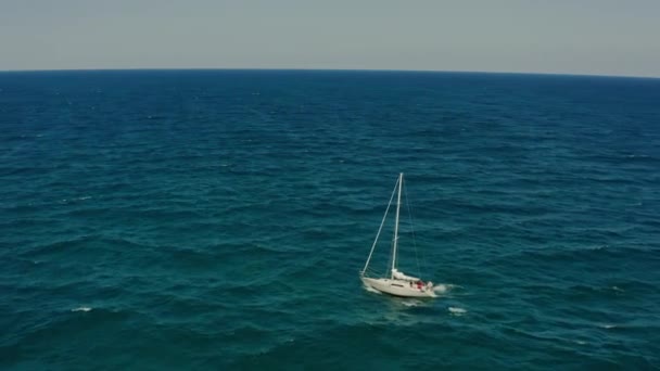 Barco à vela na antena da baía oceânica. Cruzeiro marítimo de verão em navio com passageiros. — Vídeo de Stock