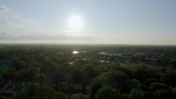 Ovanför oss Flygfoto av fastigheter i amerikansk förort på sommaren. stadsdel utsikt över bostadshus . — Stockvideo