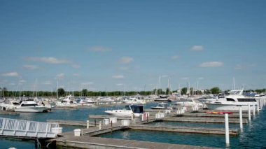  Rıhtıma demirlemiş yat ve yelkenliler. görünüm limanı