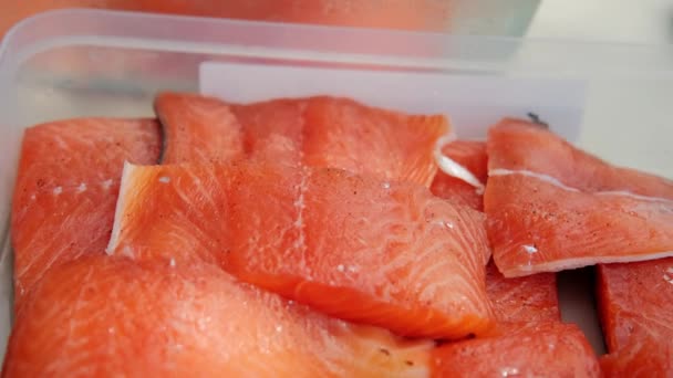 Close-up zicht op zalm vis roken vis, slow motion schot — Stockvideo