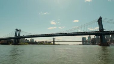 Gün batımında New York 'taki Washington Köprüsü' nün geniş bir manzarası var. Kamerayı taşı..