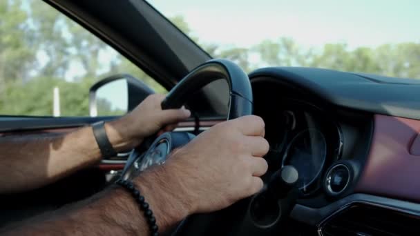Vista cercana del hombre manos coche de conducción, cámara lenta — Vídeos de Stock
