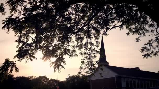 Templom egy városban. Sziluett a vörös naplementében — Stock videók