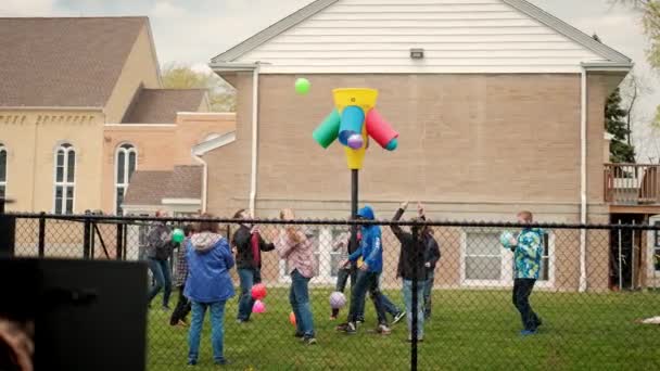 Chicago - sep 12, 2021. niños juegan pelota en el patio de la escuela — Vídeo de stock