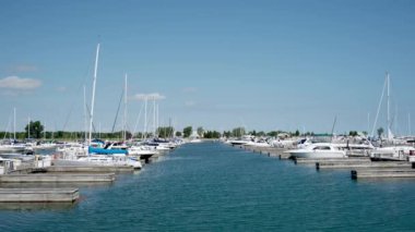  Rıhtıma demirlemiş yat ve yelkenliler. Geniş görünüm limanı