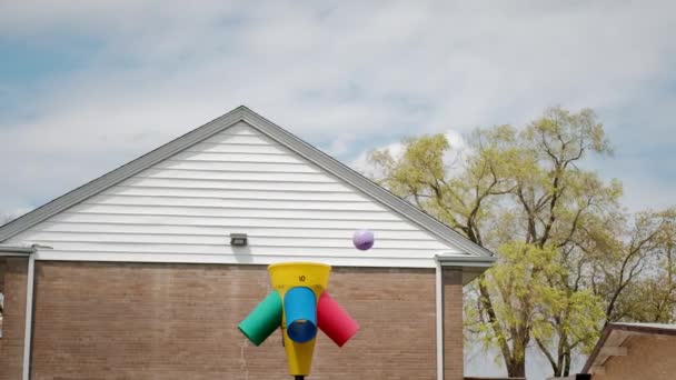 Kinder spielen Ball auf dem Schulhof — Stockvideo