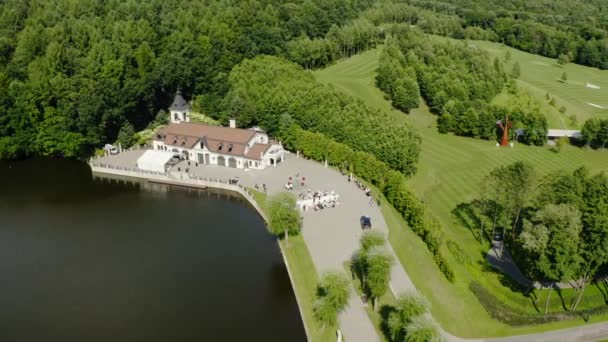 Légi drón kilátás esküvő a tónál, sétány a vendégekkel. rendezvény szabadtéri ünneplés. Széles felvételek. — Stock videók
