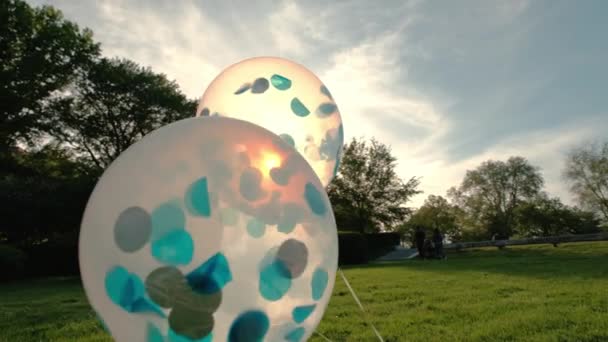 Zavřít pohled na balón na pozadí modré oblohy. Zpomalený záznam — Stock video
