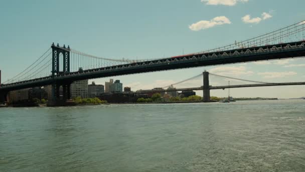 Breites Filmmaterial von der Washington Bridge in New York bei Sonnenuntergang. Kamera verschieben.. — Stockvideo