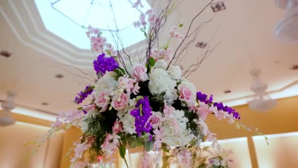 Zamknij zdjęcie świątecznego stołu weselnego z kwiatami. Przesuń nagranie z kamery — Wideo stockowe