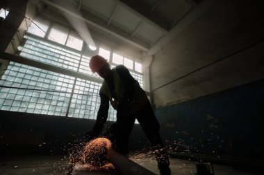 Profesyonel işçinin vuruşu metali elektrikli testereyle kesiyor. .