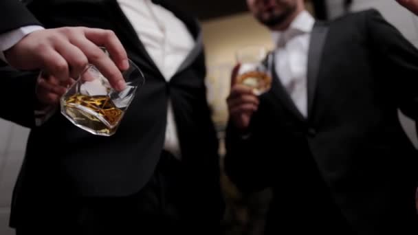 Närbild av bröllopsgäster klinkande glasögon med alkohol. — Stockvideo