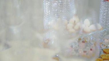 Şölen Salonundaki Çikolata 'nın yakın görüntüsü. Bir sürü çeşit tatlı. Kamerayı taşı