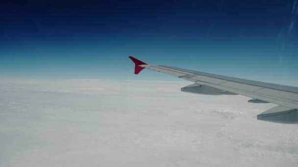 Πτέρυγα του αεροπλάνου και σύννεφα, θέα από το αεροπλάνο από το φινιστρίνι στο ημερήσιο πλάνο — Αρχείο Βίντεο