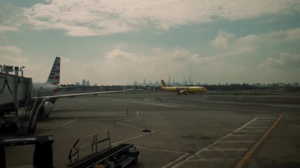 NY, États-Unis - mai 2021 : Aéronefs aux portes de l'aéroport international LGA — Video