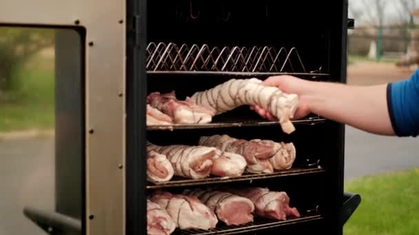 Um cozinheiro fecha a porta do fumeiro para fumar carne. Imagens de perto — Vídeo de Stock
