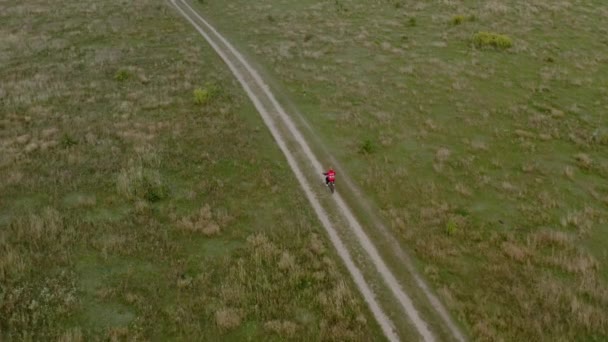 Imagens de drones aéreos de motoristas de motocicletas que viajam em uma estrada rural. — Vídeo de Stock