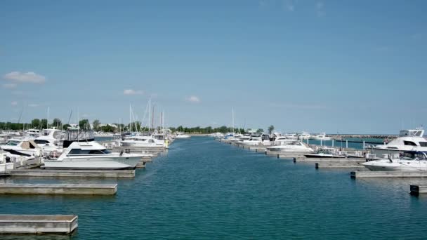 Yacht e barche a vela ormeggiate al molo. Ampio porto di riprese — Video Stock