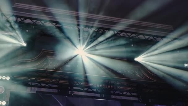 Luminosi laser scintillanti nel corridoio. apparecchiature di illuminazione. Faretti colorati scintillanti — Video Stock