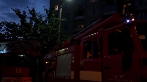 Escena de fuego con camiones de bomberos y luces intermitentes en la calle por la noche . — Vídeos de Stock