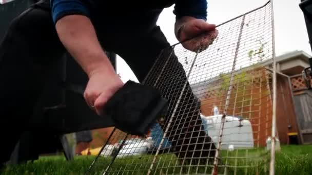 Hombre con una herramienta especial para limpiar la parrilla. Amplio tiro — Vídeos de Stock