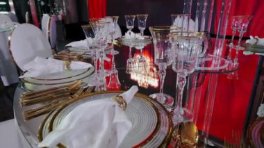 Kırmızı ışıkta çiçekli düğün masasını kapatın. Kamera görüntüsünü taşı