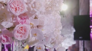 Şenlikli düğün masasını çiçeklerle kapatın. Kamera görüntülerini taşı