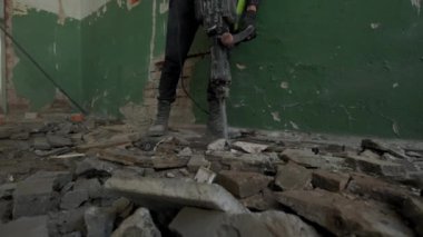 Pnömatik çekiç matkaplı inşaat işçisi beton zemindeki beton yolu kıran matkap ekipmanı.