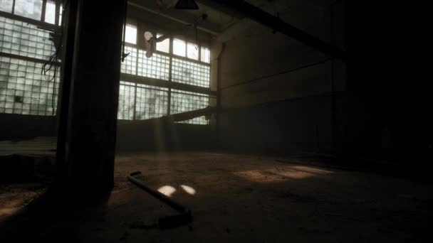 Elhagyott ipari belső tér sötét színekben egy napsütéses napon és a napsugarakkal — Stock videók