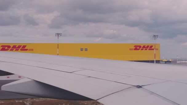 土耳其伊斯坦布尔- SEPT 4, 2021：DHL Courier大楼位于机场的包装分拣设施工业园区，从飞机窗户看 — 图库视频影像