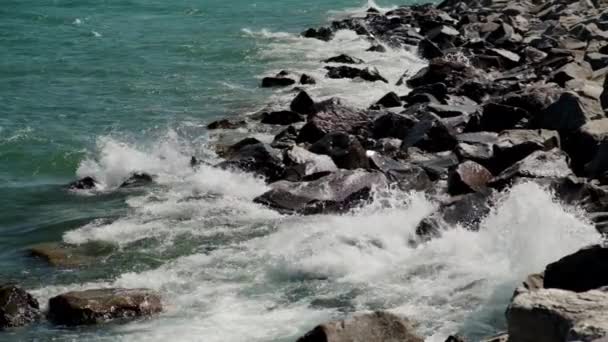 Langzaam zicht op Ocean Water Waves And Rocks. Close-up zicht — Stockvideo