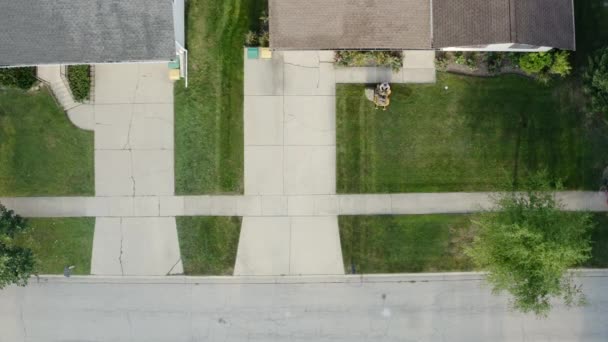 Nad Aerial drone pohled na trávník traktor sekání trávníku shora na dvoře — Stock video