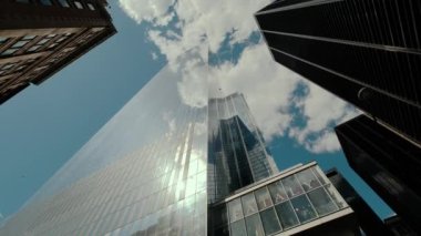 Gökdelenlerin alt görünümü gökyüzü arkaplanı ile döner. Şehir manzarası görünümü