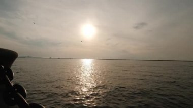 Gün batımında büyük siyah zincirlerle iskele. Moe kamerası