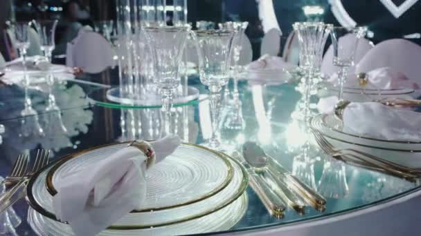 Primer plano de las imágenes de la mesa de banquete del restaurante de mesa servida vajilla y cubiertos. — Vídeos de Stock