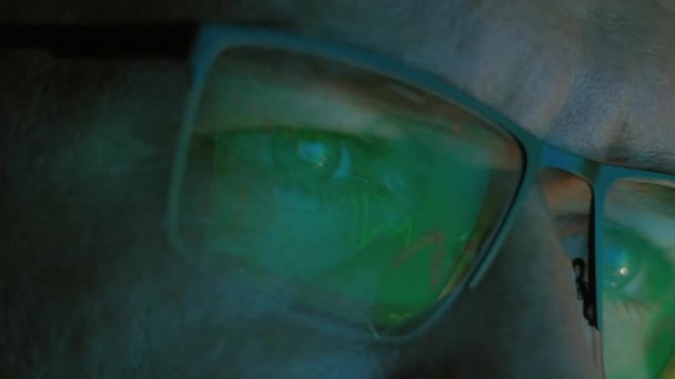 Close Up άποψη του ανθρώπου Χρηματιστήριο Μεσίτης σε γυαλιά που εργάζονται σε υπολογιστή με την αντανάκλαση της ανάλυσης γραφικών — Αρχείο Βίντεο