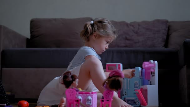 Altı yaşındaki küçük bir kız odasında oyuncak bebeklerle oynuyor. — Stok video