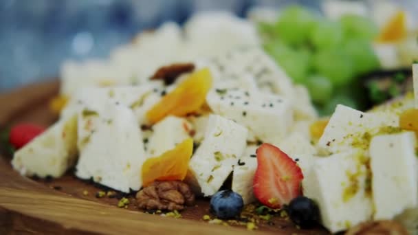 Muitos queijos gourmet diferentes e sanduíches em uma mesa. mover imagens — Vídeo de Stock