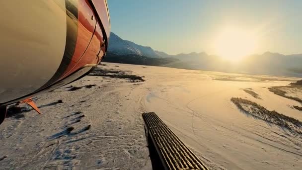 Veduta aerea in elicottero di fessure profonde del ghiacciaio epico incrinato, paesaggio naturale selvaggio di alta montagna incontaminato. — Video Stock