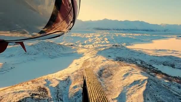 Αεροφωτογραφία ελικοπτέρου των ραγισμένων επικών ρωγμών παγετώνα βαθιά, ανέγγιχτη ψηλό βουνό άγριο φυσικό τοπίο. Αργή κίνηση — Αρχείο Βίντεο