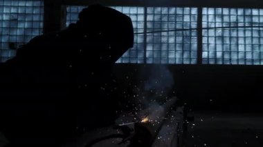 Fabrika işçisinin kaynak makinesi kullanarak metali kaynaklamasını kapat. Yavaş çekim