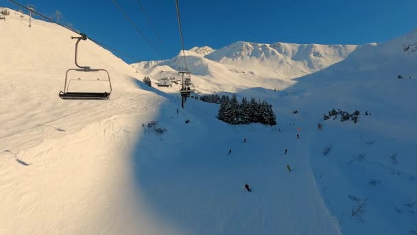 Wyciąg krzesełkowy w ośrodku narciarskim w pięknym słonecznym sezonie zimowym w górach widok POV — Wideo stockowe