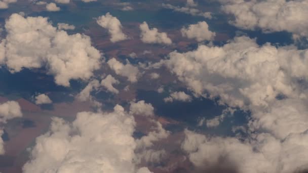 Nuvens grandes e céu, vista do avião, o avião voa alto no céu acima das nuvens. Movimento lento — Vídeo de Stock