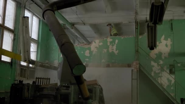 Pracownik z młotkiem niszczącym ścianę. Roboty rozbiórkowe i przegrupowanie. — Wideo stockowe