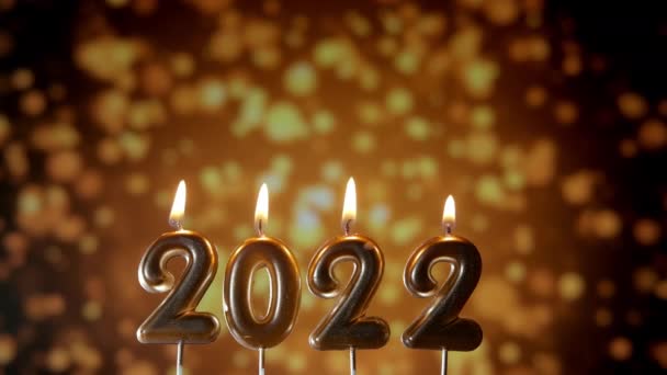 Text 2022 zündet eine Kerze an. Frohe Weihnachten und ein gutes neues Jahr. Zeitlupenaufnahmen — Stockvideo