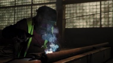 Fabrika işçisinin kaynak makinesi kullanarak metali kaynaklamasını kapat. Yavaş çekim görüntüleri